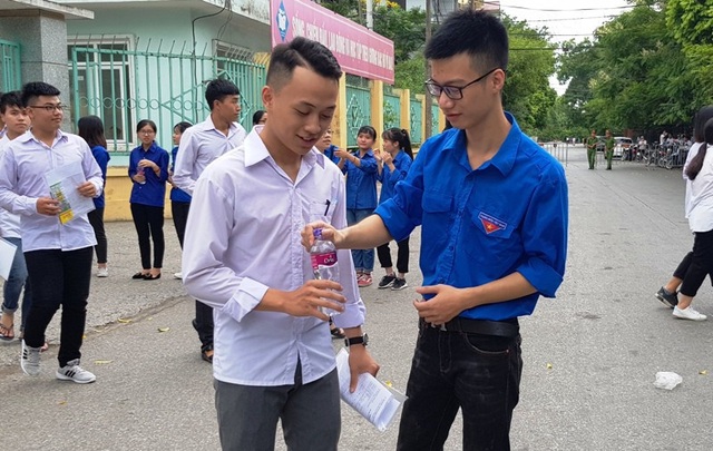 Vẫn có thí sinh bị đình chỉ do mang tài liệu vào phòng thi môn Văn - 7
Thí sinh được các tình nguyện viên giúp đỡ nhiệt tình, chu đáo. (Ảnh: Thái Bá)