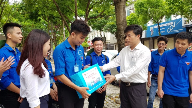 Vụ Công tác HSSV tặng quà động viên thanh niên tình nguyện mùa thi - 1
Ông Bùi Văn Linh, Phó Vụ trưởng Vụ Giáo dục Chính trị và Công tác HSSV, Bộ GD&ĐT đã đến hỏi thăm và động viên các sinh viên tình nguyện.