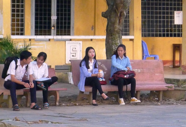 Thí sinh đến sớm chuẩn bị thi môn Ngữ Văn - 8
Cũng có nhiều thí sinh mua bánh mì vào trường ăn...