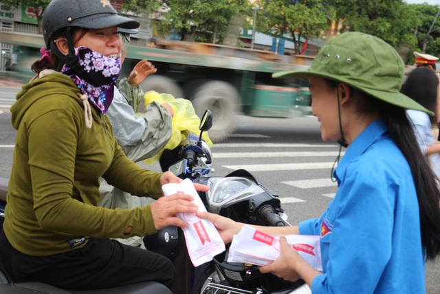 Thí sinh đến sớm chuẩn bị thi môn Ngữ Văn - 18
Tình nguyện viên phát thức ăn sáng cho thí sinh cũng như các phụ huynh đưa con em đến thi. (Ảnh: Xuân Sinh)
