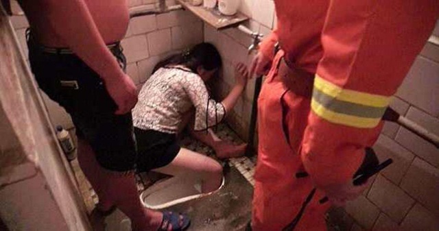 Hy hữu: Cô gái say xỉn kẹt chân trong hố xí - 2 Chân phải của cô gái kẹt cứng trong bồn cầu