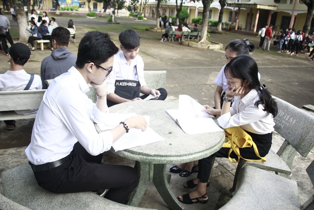 Thí sinh đến sớm chuẩn bị thi môn Ngữ Văn - 34
Tranh thủ ôn lại kiến thức trước giờ thi (ảnh: Thúy Diễm)