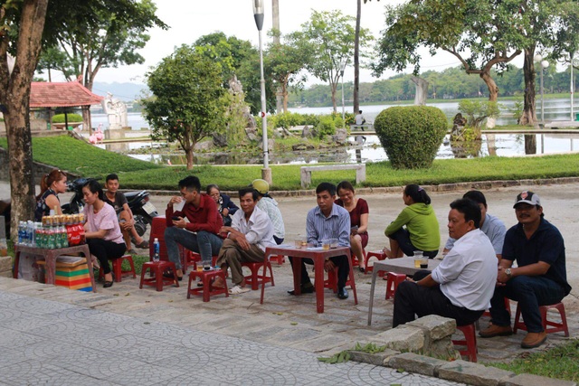 Thí sinh đến sớm chuẩn bị thi môn Ngữ Văn - 40
Sau khi đưa con đi thi, các phụ huynh ngồi chờ phía ngoài trường từ sáng sớm. (Ảnh: Bạch Châu)