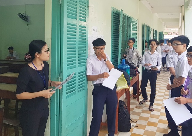 Thí sinh đến sớm chuẩn bị thi môn Ngữ Văn - 42
Giám thị tại trường THPT Nguyễn Văn Trỗi (TP Nha Trang, Khánh Hòa) gọi thí sinh vào phòng thi môn Ngữ Văn (Ảnh: Viết Hảo)