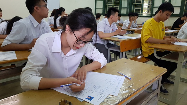 Thí sinh đến sớm chuẩn bị thi môn Ngữ Văn - 28 (Ảnh: Hà Cường)