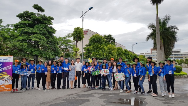 Vụ Công tác HSSV tặng quà động viên thanh niên tình nguyện mùa thi - 2
Được biết, năm nay Hà Nội có tổng số 5.000 thanh niên tình nguyện trực tiếp tham gia hỗ trợ thí sinh và phụ huynh trong 4 ngày thi từ 24 – 27/6.