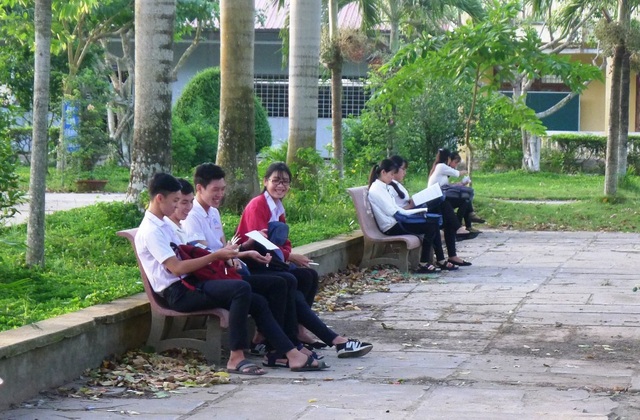 Thí sinh đến sớm chuẩn bị thi môn Ngữ Văn - 9
Đa phần các thí sinh đến điểm thi sớm để tranh thủ kiểm tra lại giấy tờ và ôn bài trước khi vào phòng thi. (Ảnh: Nguyễn Hành)