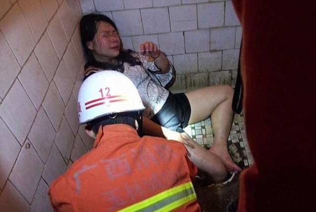 Hy hữu: Cô gái say xỉn kẹt chân trong hố xí - 3 Nạn nhân vẫn còn say rượu trong suốt quá trình giải cứu