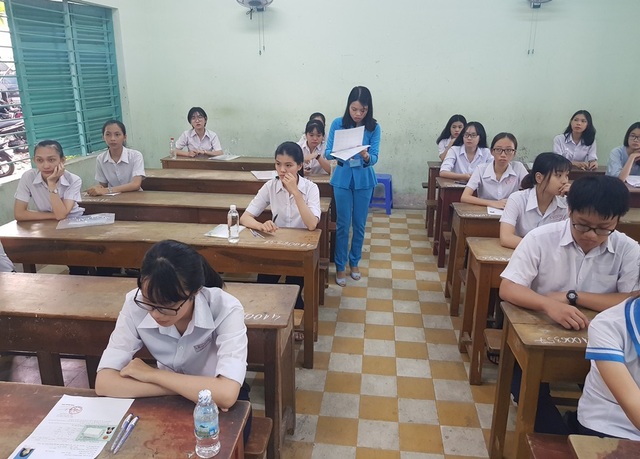 Thí sinh đến sớm chuẩn bị thi môn Ngữ Văn - 43
Đa phần các thí sinh ở Nha Trang tỏ ra hồi hộp trước khi bước vào thi môn Ngữ Văn (Ảnh: Viết Hảo)