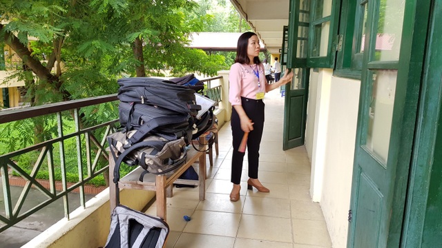 Thí sinh đến sớm chuẩn bị thi môn Ngữ Văn - 29 Các giám thị hành lang kiểm tra lại tất cả các phòng thi lần cuối cùng trước khi bắt đầu tính giờ. (Ảnh: Hà Cường)