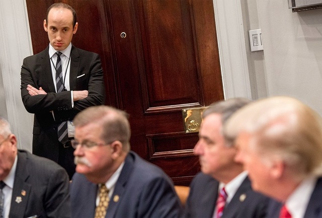 Cố vấn trẻ tuổi đứng sau chính sách nhập cư “gây bão” của ông Trump - 3 Stephen Miller dự một cuộc họp của Tổng thống Trump tại Nhà Trắng (Ảnh: Getty)