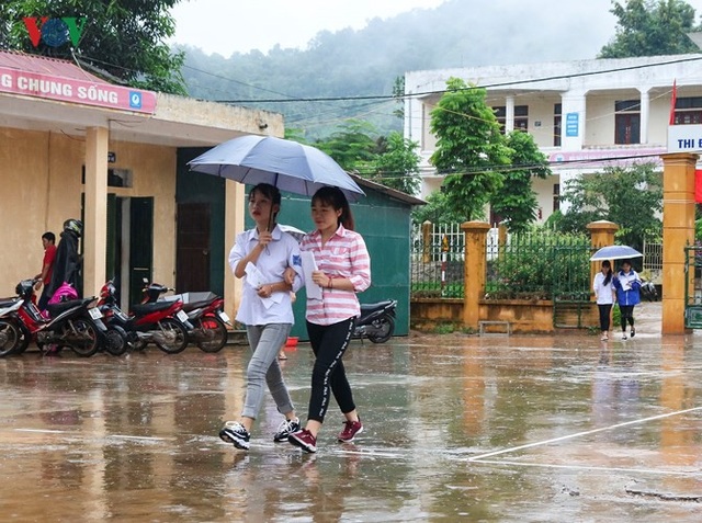 Lai Châu: 9 thí sinh không thể thi THPT quốc gia vì lũ quét - 2 Thí sinh đội mưa lũ đi thi ở Điện Biên (Ảnh: Vov).
