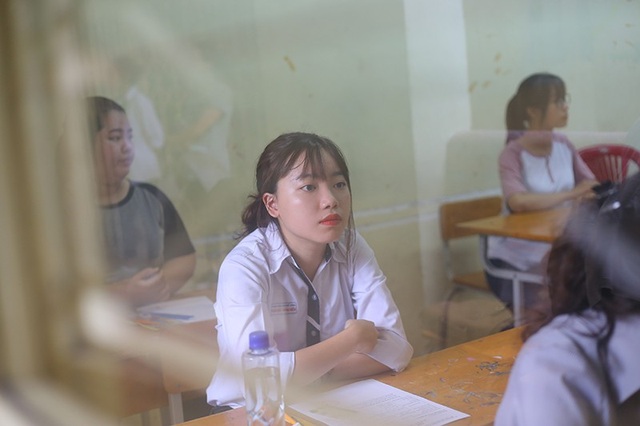 Thí sinh đến sớm chuẩn bị thi môn Ngữ Văn - 21
Thí sinh hồi hộp chờ đến giờ thi. (Ảnh: Mai Châm)
