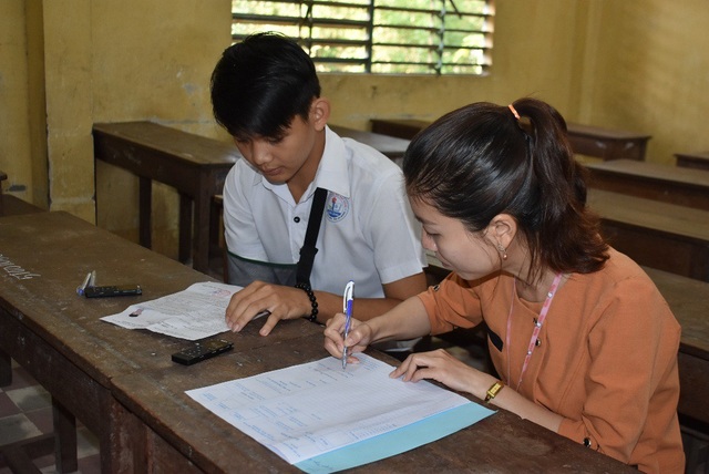 Bị đứt động mạch tay phải, thí sinh phải nhờ cán bộ chép hộ bài thi Văn - 1 Do không viết bài thi được nên thí sinh Phạm Quốc Sơn được Hội đồng thi An Giang bố trí một cán bộ chép hộ bài thi môn Văn
