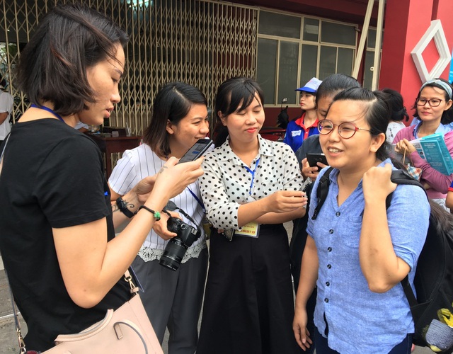 Gặp 1 trong 5 thí sinh đặc biệt thi phòng thi riêng ở TPHCM - 1
Là thí sinh ra khỏi trường thi sớm nhất nên Nguyễn Thị Minh Thư (người đeo kính bên phải) được các phóng viên phỏng vấn ngay khi tan thi.