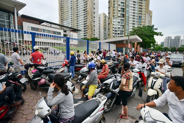 Thí sinh đến sớm chuẩn bị thi môn Ngữ Văn - 26 Quang cảnh trước điểm thi Trường THPT Chuyên Hà Nội - Amsterdam. (Ảnh: Toàn Vũ)