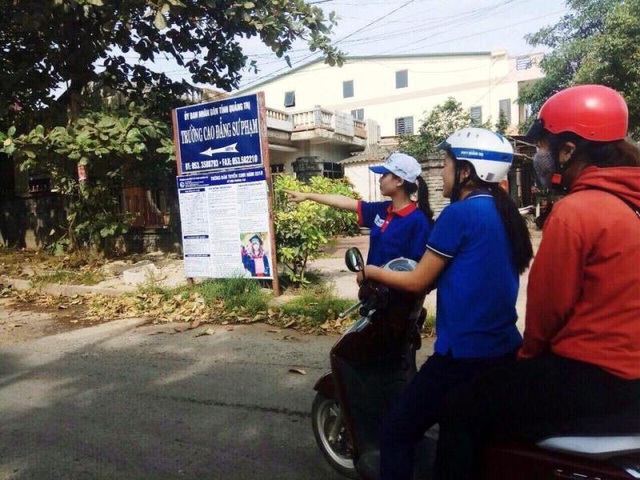 Xúc động cảnh thanh niên tình nguyện dìu thí sinh bị thương vào trường thi - 7 Tình nguyện viên chỉ điểm thi cho thí sinh