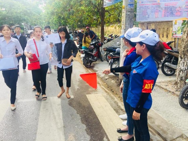 Xúc động cảnh thanh niên tình nguyện dìu thí sinh bị thương vào trường thi - 4 Đội hình phân luồng An toàn giao thông tại điểm thi Trường THPT Đông Hà