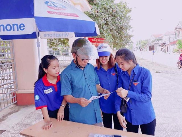 Xúc động cảnh thanh niên tình nguyện dìu thí sinh bị thương vào trường thi - 10 Tư vấn cho người nhà của thí sinh tham dự thi