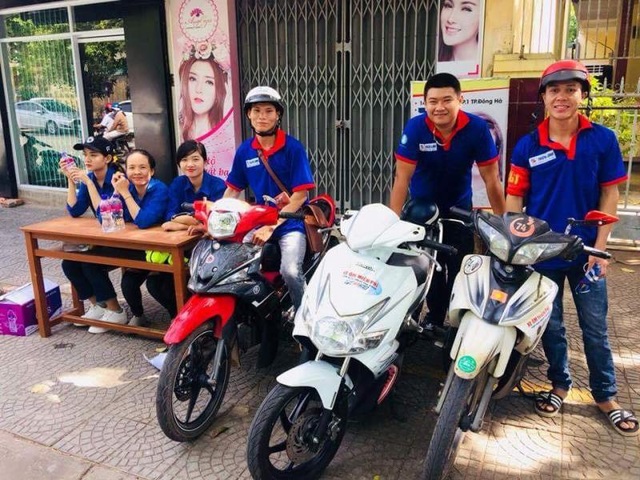Xúc động cảnh thanh niên tình nguyện dìu thí sinh bị thương vào trường thi - 11 Đội hình xe ôm miễn phí phục vụ thí sinh