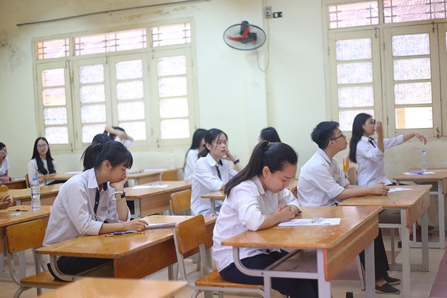 Thí sinh đến sớm chuẩn bị thi môn Ngữ Văn - 22
Thí sinh chuẩn bị thi môn Ngữ Văn. (Ảnh: Mai Châm)