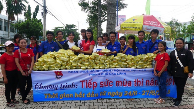 Cô giáo một chân cùng học trò nấu 700 suất cơm phục vụ sĩ tử - 5
Trong nhóm tiếp sức mùa thi của cô giáo Minh Tâm năm nay gồm các thành viên trong nhóm Nhất Tâm và có hàng chục học sinh trường THPT Thiên Hộ Dương và trường THPT TP Cao Lãnh cùng tham gia.