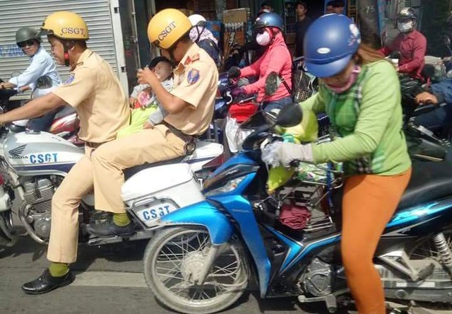 CSGT đưa cháu bé vượt đường tắc đi cấp cứu đã xử lý tình huống nhanh, hiệu quả - 3
Hình ảnh 2 CSGT đưa cháu bé đi cấp cứu bằng mô tô đặc chủng và chăm sóc cho bé ngay trên xe đã được nhiều người đi đường chụp ảnh, chia sẻ trên mạng xã hội.