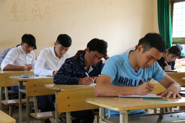 Đề Ngoại ngữ có độ phân hóa cao, thí sinh làm được khoảng 60% - 1 Thí sinh làm bài thi ngoại ngữ trong chiều 26/6