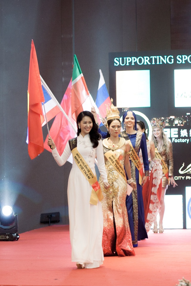 Sau 10 năm không tham gia các cuộc thi nhan sắc, tối 24/6, Dương Thuỳ Linh đã khiến người hâm mộ bất ngờ khi đăng quang Mrs Worldwide 2018 (Hoa hậu Phụ nữ Toàn thế giới 2018) tại Singapore.