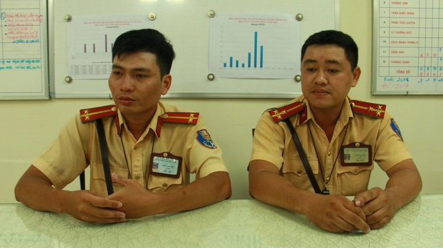 CSGT đưa cháu bé vượt đường tắc đi cấp cứu đã xử lý tình huống nhanh, hiệu quả - 4
Chỉ huy Đội CSGT Tân Sơn Nhất cho biết đang đề xuất với lãnh đạo PC67 để đề nghị khen thưởng Thượng úy Vũ Đình Nam và Trung úy Đoàn Tấn Phú.