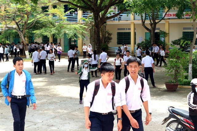 Thí sinh đánh giá đề Lý, Hóa có tính phân loại cao, đề Sinh dài - 2
Thí sinh vừa đi vừa trao đổi về đề thi (Ảnh: N.Linh)