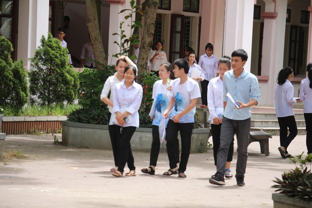 Đề Ngoại ngữ có độ phân hóa cao, thí sinh làm được khoảng 60% - 14
Ngày thi thứ 2 tại cụm thi Hà Tĩnh diễn ra an toàn, nghiêm túc. (Ảnh: Xuân Sinh)