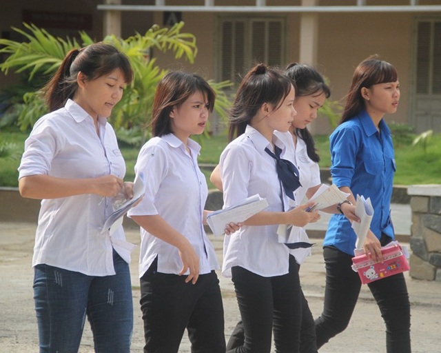Đề Ngoại ngữ có độ phân hóa cao, thí sinh làm được khoảng 60% - 15
Thí sinh tại Bình Định thở phào sau môn thi Ngoại ngữ (ảnh Doãn Công).