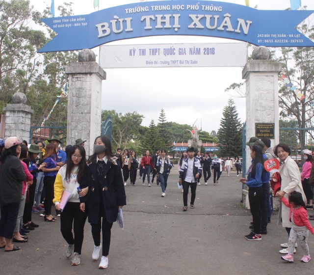 Đề Ngoại ngữ có độ phân hóa cao, thí sinh làm được khoảng 60% - 22
Thí sinh ở Lâm Đồng kết thúc môn thi Ngoại ngữ. (Ảnh: Ngọc Hà)