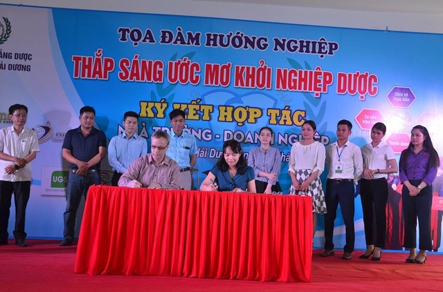 Việt Nam đẩy mạnh giáo dục nghề trọng điểm quốc tế, giảm tình trạng “thừa thầy, thiếu thợ” - 2
Ký kết hợp tác Trường Cao đẳng Dược Trung ương Hải Dương - các doanh nghiệp.