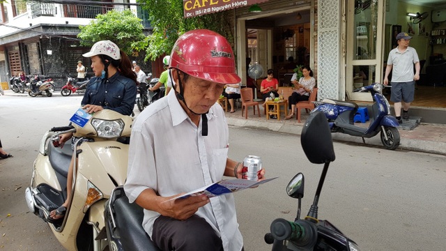 Ông nội 80 tuổi, mờ mắt đợi cháu làm bài thi - 2
Ông Đức chăm chú đọc thông tin tư vấn của các trường Đại học , Cao đẳng.