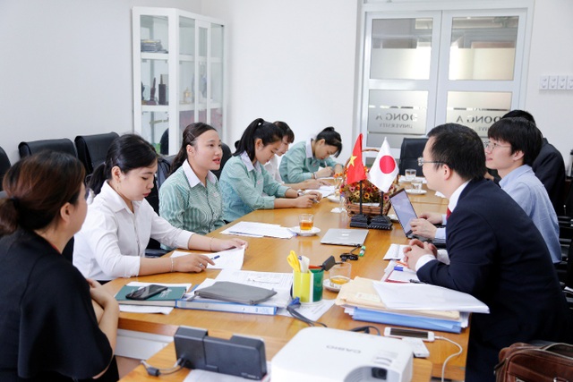 Thực tập hưởng lương tại Nhật ngay từ năm 1: Ưu thế của sinh viên QTKD ĐH Đông Á - 2
Ngô Thị Hương Xuân, Huỳnh Mỹ Hoàng và Nguyễn Thị Thanh Thúy tại buổi phỏng vấn trực tiếp với đại diện tập đoàn 7-Eleven.
