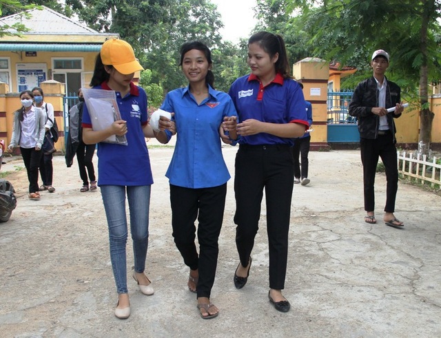 Nữ thí sinh người Vân Kiều bị rắn cắn vẫn “cắn răng” chịu đau đến trường thi - 3
Các tình nguyện viên dìu thí sinh Hà đến điểm thi.