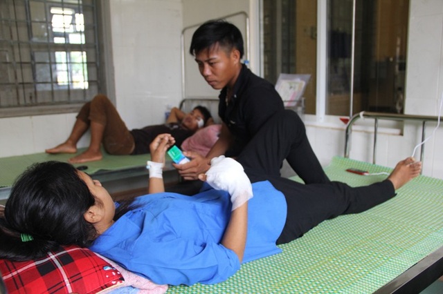 Nữ thí sinh người Vân Kiều bị rắn cắn vẫn “cắn răng” chịu đau đến trường thi - 4 Sau khi được điều trị, sức khỏe của Hà đã chuyển biến, cánh tay bớt đau nhức hơn