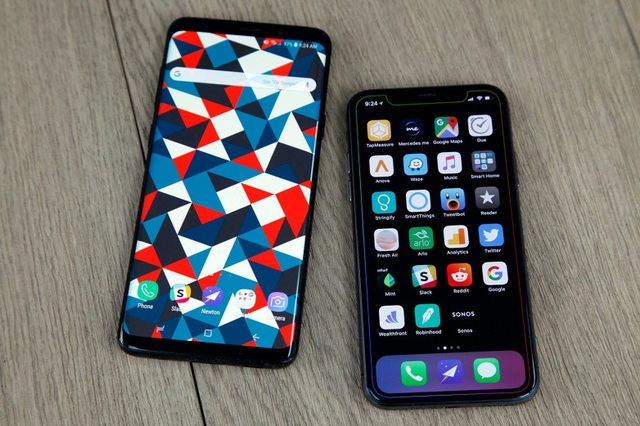 Tính năng "vạn người mong" của iPhone X sẽ xuất hiện trên Galaxy S10 - 1 Cuộc đua giữa Apple và Samsung sẽ có những chuyển biến rõ rệt trong năm 2019.