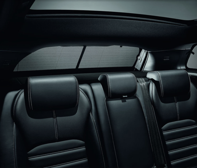 Range Rover Evoque - Mẫu xe đột phá cho người cá tính - 3 Range Rover Evoque cho phép gập hàng ghế sau, giúp nới rộng khoang hành lý lên 1.445 lít.
