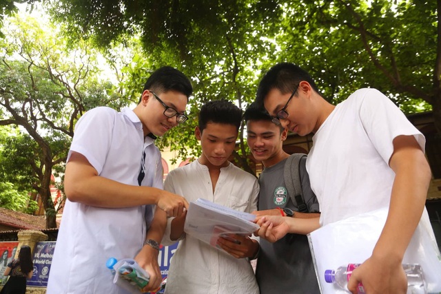 Thí sinh đánh giá đề Lý, Hóa có tính phân loại cao, đề Sinh dài - 15 Thí sinh Hà Nội bàn luận sau buổi thi tổ hợp KHTN. (Ảnh: Mai Châm)