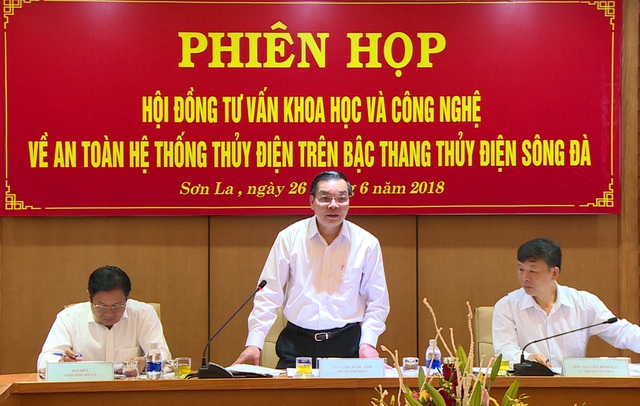 Các thủy điện trên bậc thang sông Đà có đảm bảo an toàn để chống lũ? - 2
Bộ trưởng Chu Ngọc Anh đánh giá các công trình thủy điện trên bậc thang sông Đà đủ điều kiện sẵn sàng tham gia chống lũ và tích nước năm 2018.