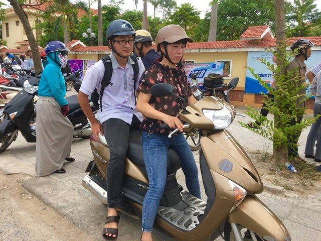Thí sinh viêm ruột thừa hoãn mổ, tiêm thuốc giảm đau để đến trường thi - 2 Ngay sau khi rời trường thi, Tuấn Thủy đã được mẹ dùng xe máy chở quay trở lại bệnh viện để sẵn sàng cho ca mổ sắp tới.