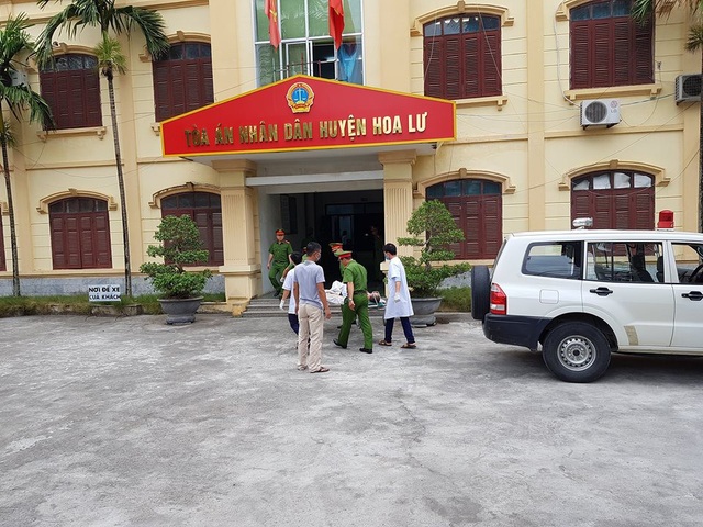 Phạt “yêu râu xanh” nhiễm HIV dâm ô trẻ em 2,5 năm tù - 1 Lực lượng chức năng áp giải bị cáo Hùng đến toàn bằng xe cứu thương để xét xử tội Dâm ô trẻ em