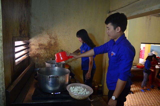 Ấm áp ân tình đội tiếp sức mùa thi phố núi - 6 Mỗi người một việc, mọi người đều mong muốn mang lại điều tốt nhất cho thí sinh
