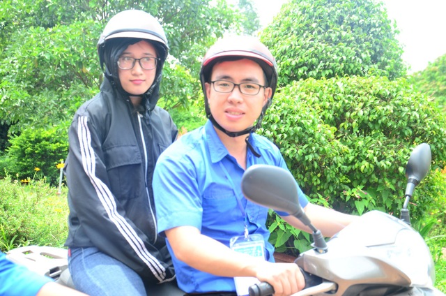 Ấm áp ân tình đội tiếp sức mùa thi phố núi - 2 Trong lúc di chuyển thì những thiên thần áo xanh này luôn trao đổi kinh nghiệm trong phòng thi giúp cho các bạn vững tin hơn
