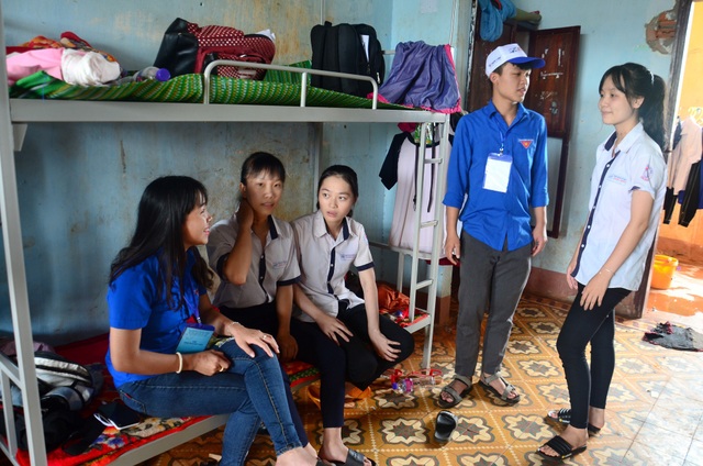 Ấm áp ân tình đội tiếp sức mùa thi phố núi - 7 Đến tận phòng để trò chuyện, động viên cho các thí sinh có tâm lý tốt