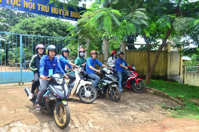 Ấm áp ân tình đội tiếp sức mùa thi phố núi - 3 Nhiều thí sinh ở những vùng sâu, vùng xa, cách trường hàng chục cây số