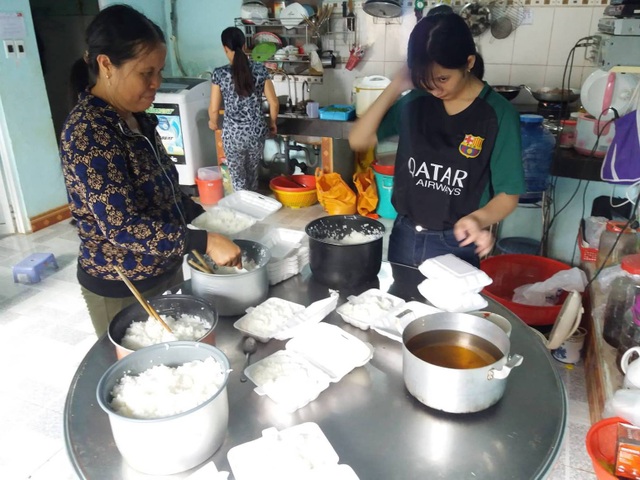 Thầy giáo tặng hàng trăm suất cơm miễn phí cho học trò vùng cao - 3 Thầy Khoa hy vọng, đây là món quà nhỏ, động viên tâm lý các thí sinh dự thi